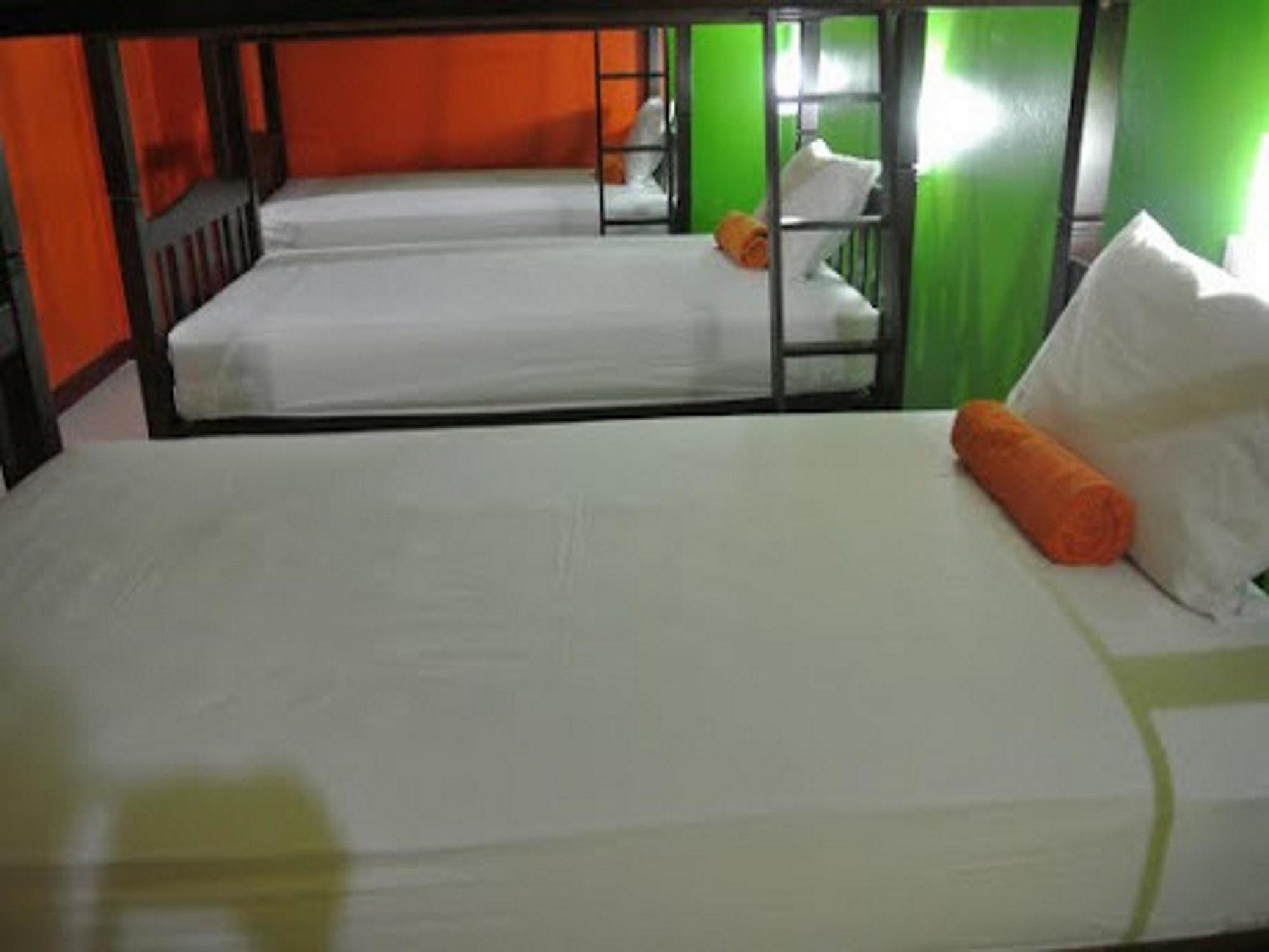 Silla Patong Hostel Eksteriør bilde