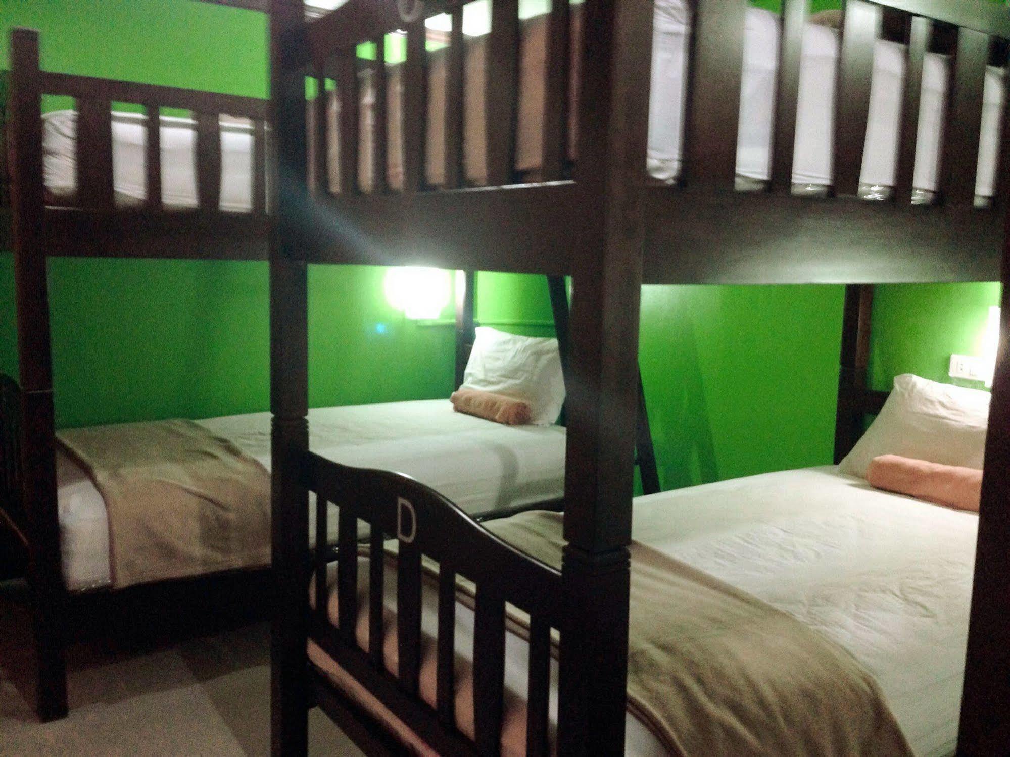 Silla Patong Hostel Eksteriør bilde