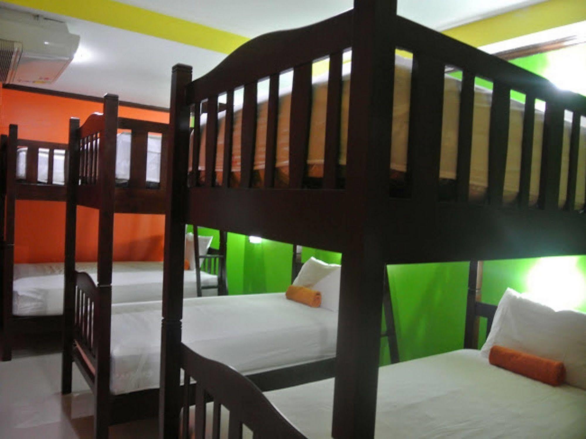 Silla Patong Hostel Eksteriør bilde