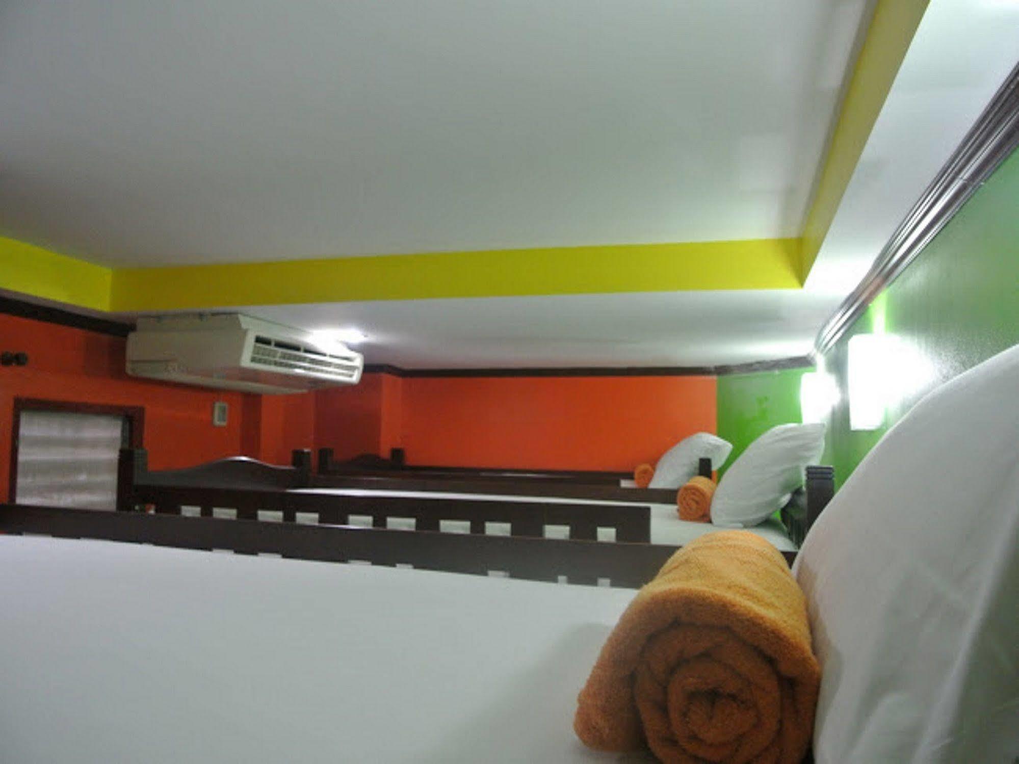Silla Patong Hostel Eksteriør bilde