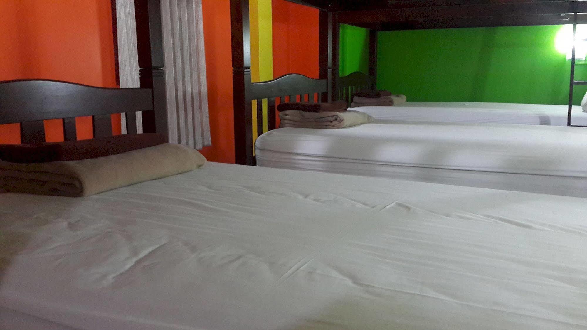Silla Patong Hostel Eksteriør bilde
