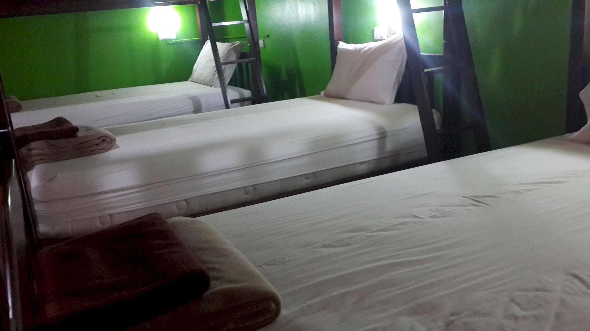 Silla Patong Hostel Eksteriør bilde